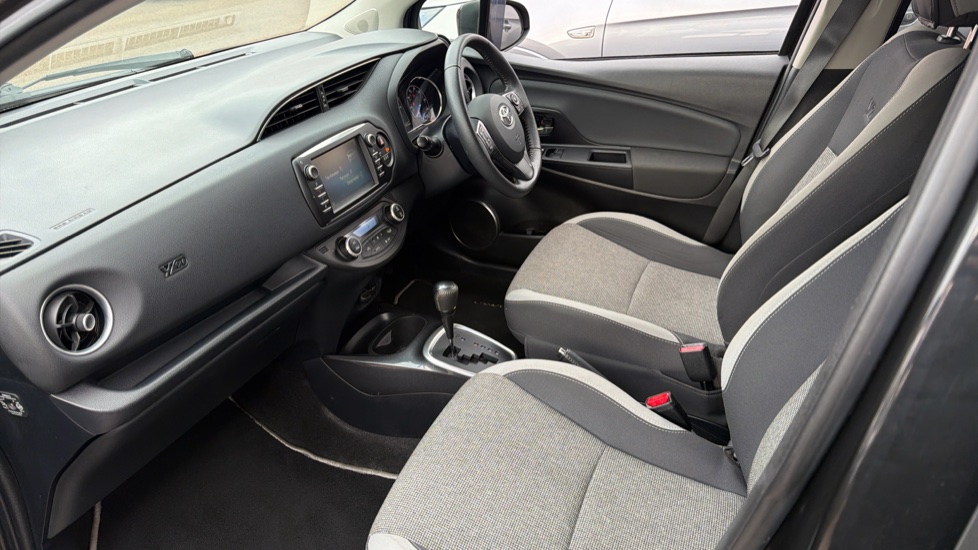 Toyota Yaris 1.5 Hybrid Y20 5dr CVT [Bi-tone] Hybrid Hatchback - Image 9