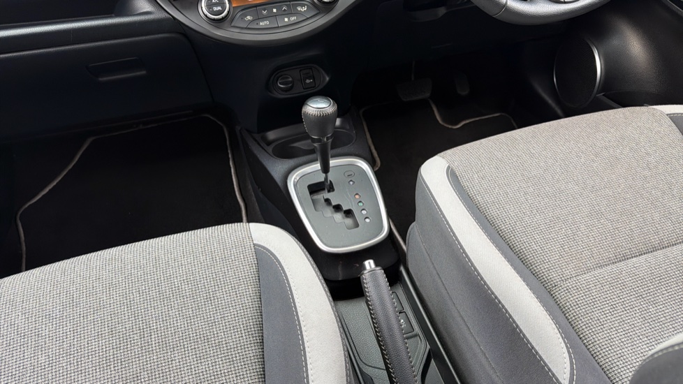 Toyota Yaris 1.5 Hybrid Y20 5dr CVT [Bi-tone] Hybrid Hatchback - Image 13