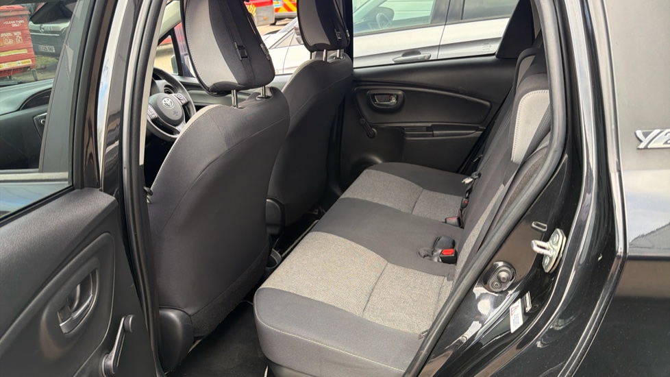 Toyota Yaris 1.5 Hybrid Y20 5dr CVT [Bi-tone] Hybrid Hatchback - Image 16