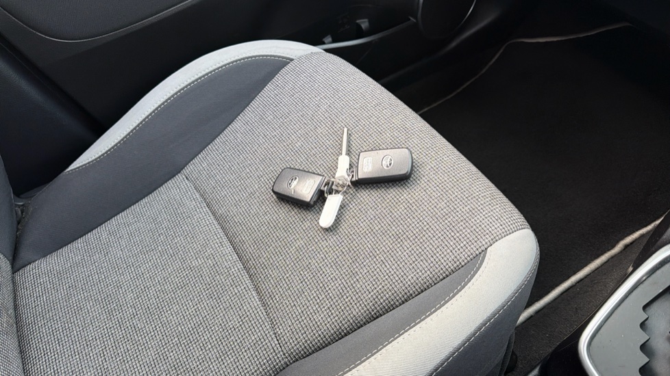 Toyota Yaris 1.5 Hybrid Y20 5dr CVT [Bi-tone] Hybrid Hatchback - Image 19