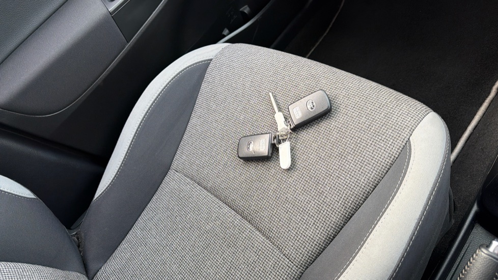 Toyota Yaris 1.5 Hybrid Y20 5dr CVT [Bi-tone] Hybrid Hatchback - Image 20