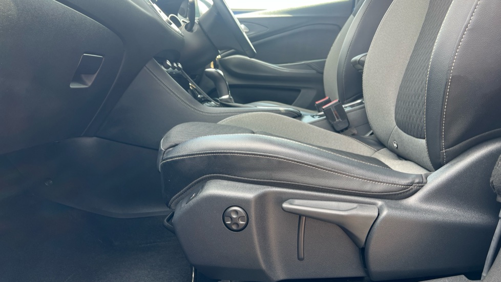 Vauxhall Grandland X 1.2 Turbo SRi Nav 5dr Auto Petrol Hatchback - Image 32