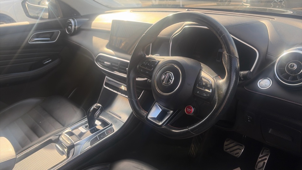 MG HS 1.5 T-GDI Trophy 5dr DCT Petrol Hatchback - Image 11