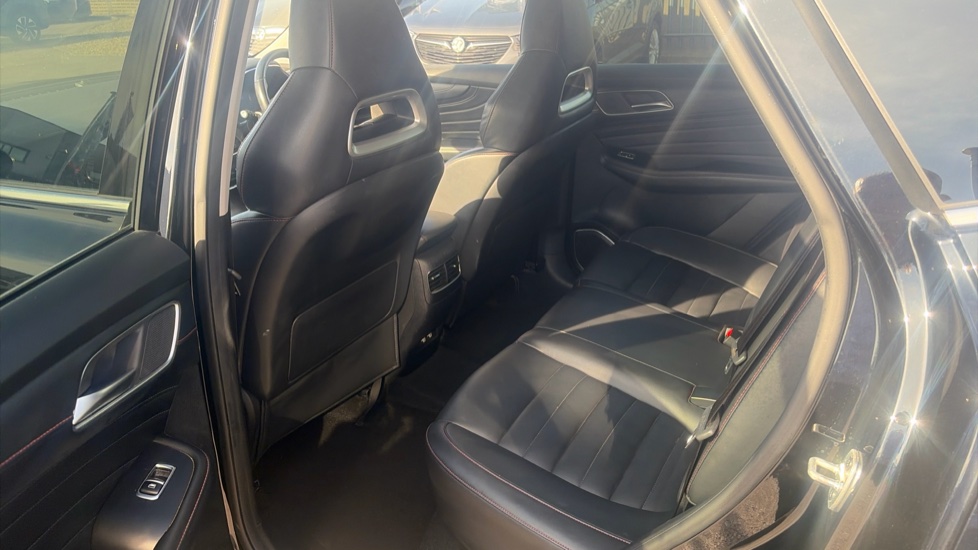 MG HS 1.5 T-GDI Trophy 5dr DCT Petrol Hatchback - Image 16