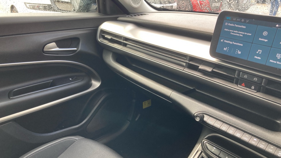 Jeep Avenger 115kW Summit 54kWh 5dr Auto Electric Hatchback - Image 30