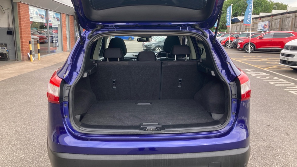 Nissan Qashqai 1.2 DiG-T Acenta Premium 5dr Petrol Hatchback - Image 4