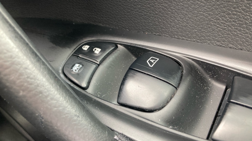 Nissan Qashqai 1.2 DiG-T Acenta Premium 5dr Petrol Hatchback - Image 28