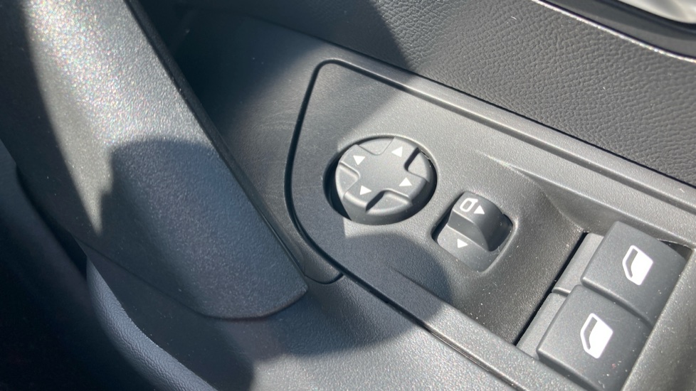 Peugeot 2008 100kW Allure Premium 50kWh 5dr Auto Electric Estate - Image 31