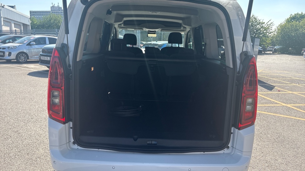 Vauxhall Combo Life 100kW Ultimate XL 50kWh 5dr Auto Electric Estate - Image 4