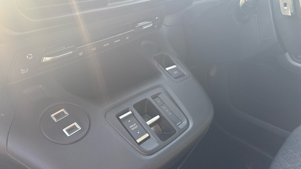 Vauxhall Combo Life 100kW Ultimate XL 50kWh 5dr Auto Electric Estate - Image 13