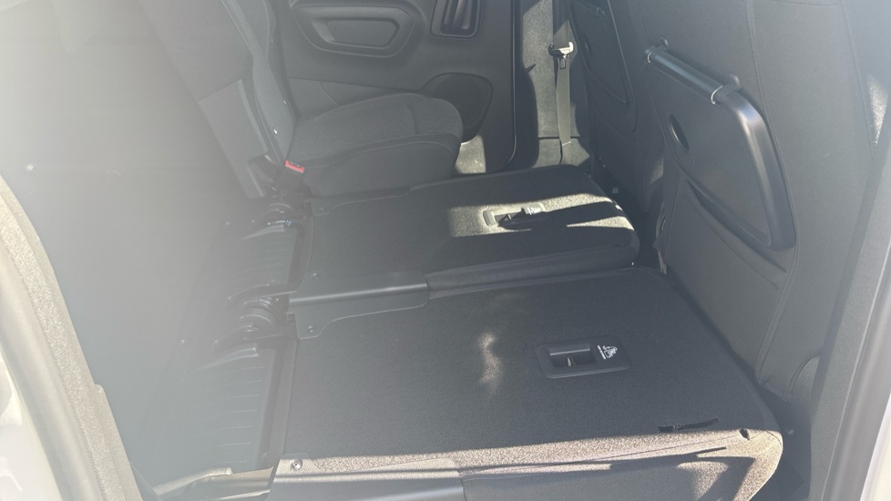 Vauxhall Combo Life 100kW Ultimate XL 50kWh 5dr Auto Electric Estate - Image 39