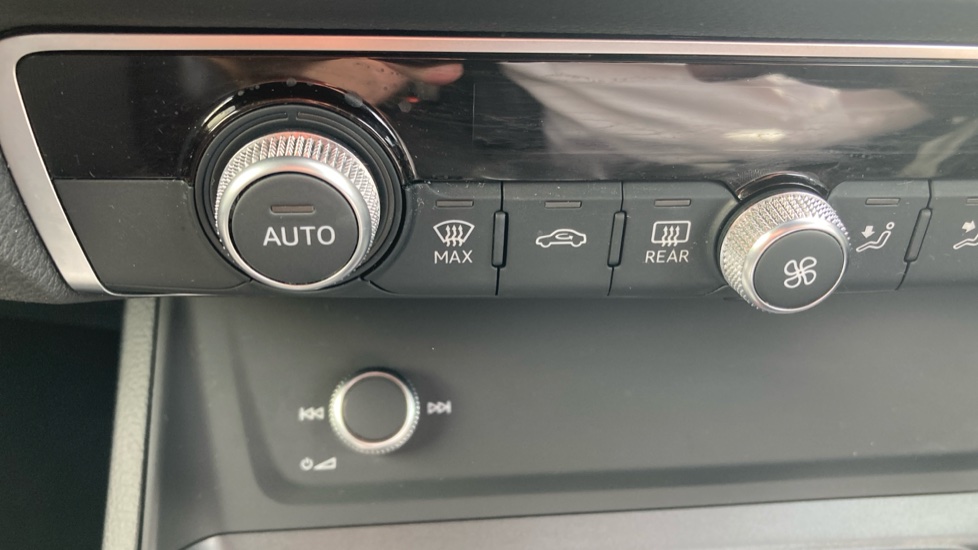 Audi Q3 35 TFSI S Line 5dr S Tronic Petrol Estate - Image 27
