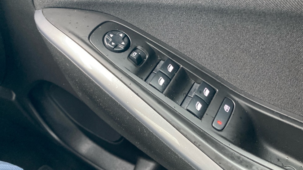 Vauxhall Grandland X 1.2 Turbo SE 5dr Petrol Hatchback - Image 26