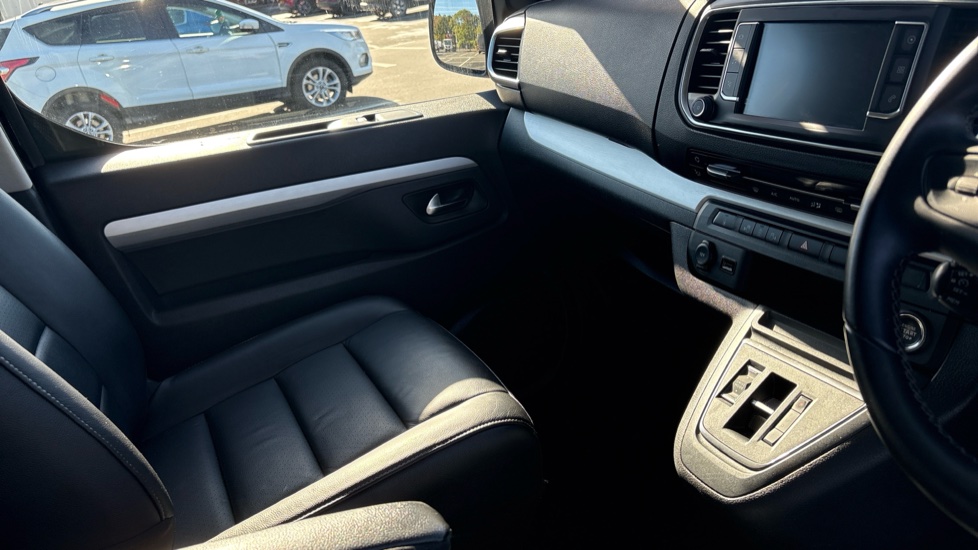 Vauxhall Vivaro Life 100kW Ultimate L 50kWh 5dr Auto Electric Estate - Image 14