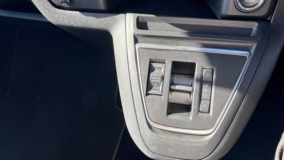 Vauxhall Vivaro Life 100kW Ultimate L 50kWh 5dr Auto Electric Estate - Image 39