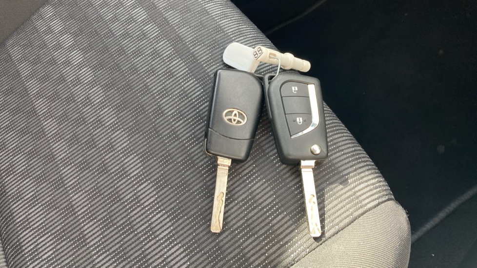 Toyota Yaris 1.33 VVT-i Icon 5dr Petrol Hatchback - Image 20