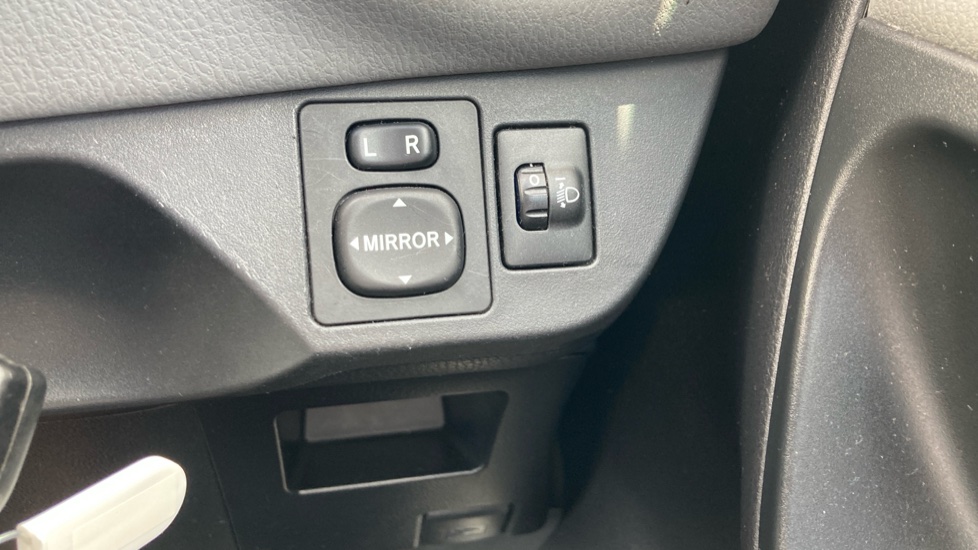 Toyota Yaris 1.33 VVT-i Icon 5dr Petrol Hatchback - Image 24