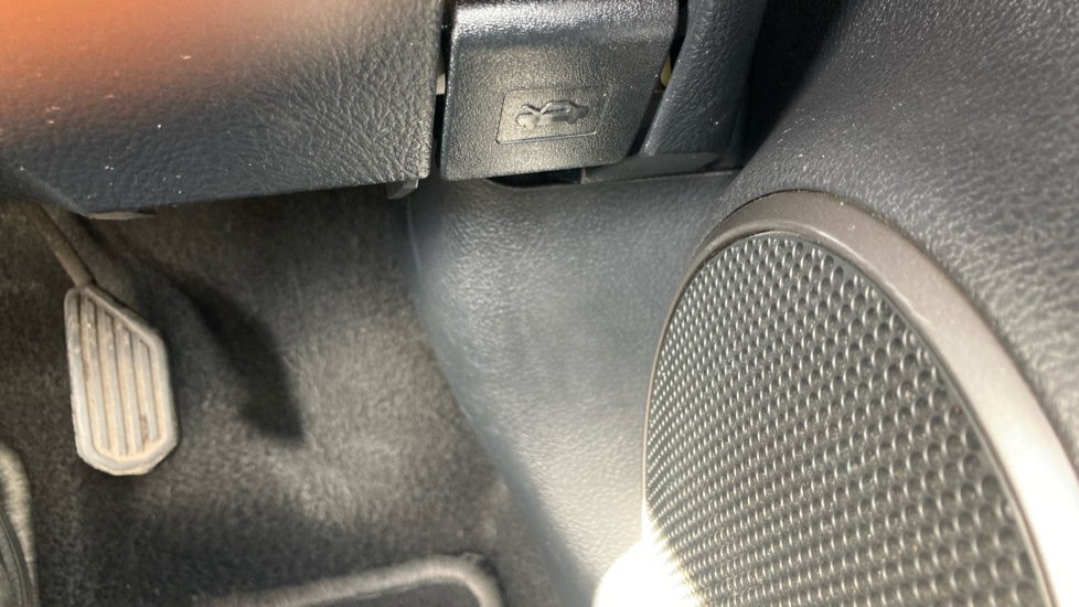 Toyota Yaris 1.33 VVT-i Icon 5dr Petrol Hatchback - Image 26