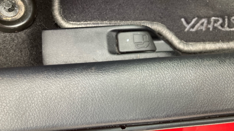Toyota Yaris 1.33 VVT-i Icon 5dr Petrol Hatchback - Image 42