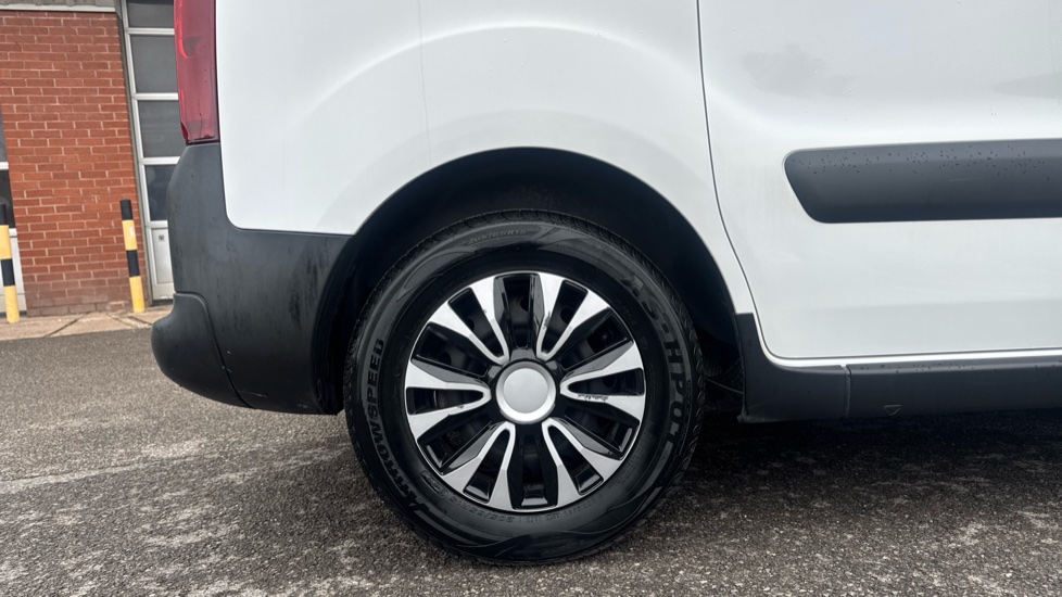 Peugeot Partner Tepee 1.6 BlueHDi 100 Outdoor 5dr ETG Diesel Estate - Image 7
