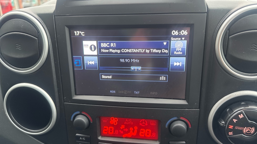 Peugeot Partner Tepee 1.6 BlueHDi 100 Outdoor 5dr ETG Diesel Estate - Image 12