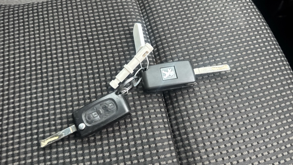 Peugeot Partner Tepee 1.6 BlueHDi 100 Outdoor 5dr ETG Diesel Estate - Image 20