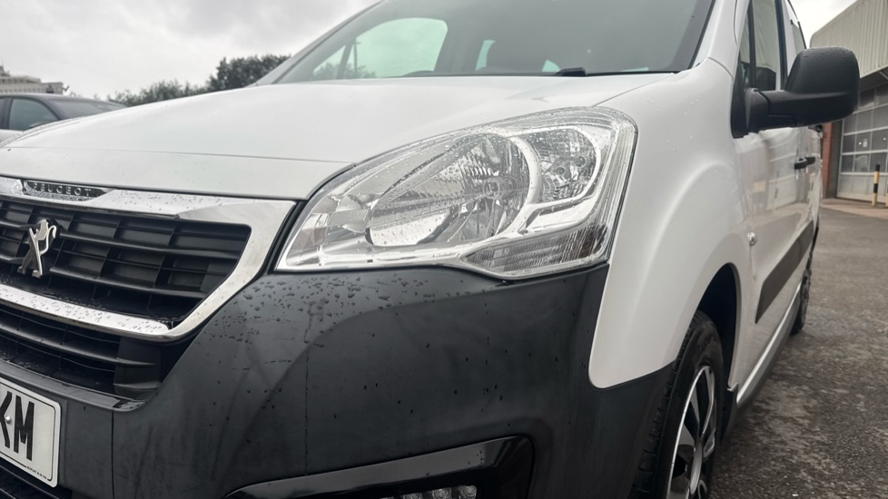 Peugeot Partner Tepee 1.6 BlueHDi 100 Outdoor 5dr ETG Diesel Estate - Image 22