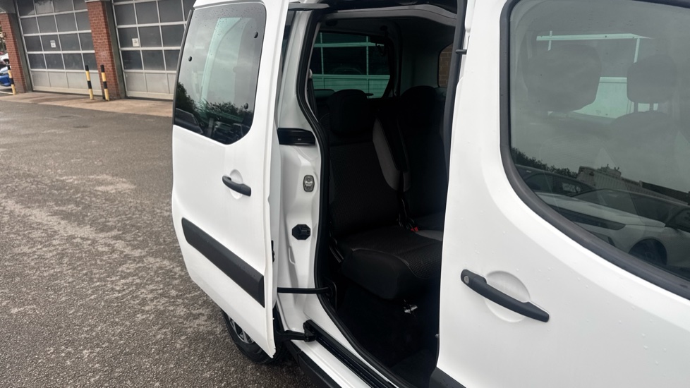 Peugeot Partner Tepee 1.6 BlueHDi 100 Outdoor 5dr ETG Diesel Estate - Image 31