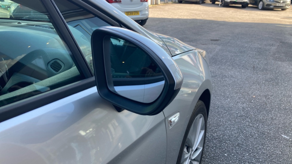 Vauxhall Astra 1.0T ecoTEC Design 5dr Petrol Hatchback - Image 33