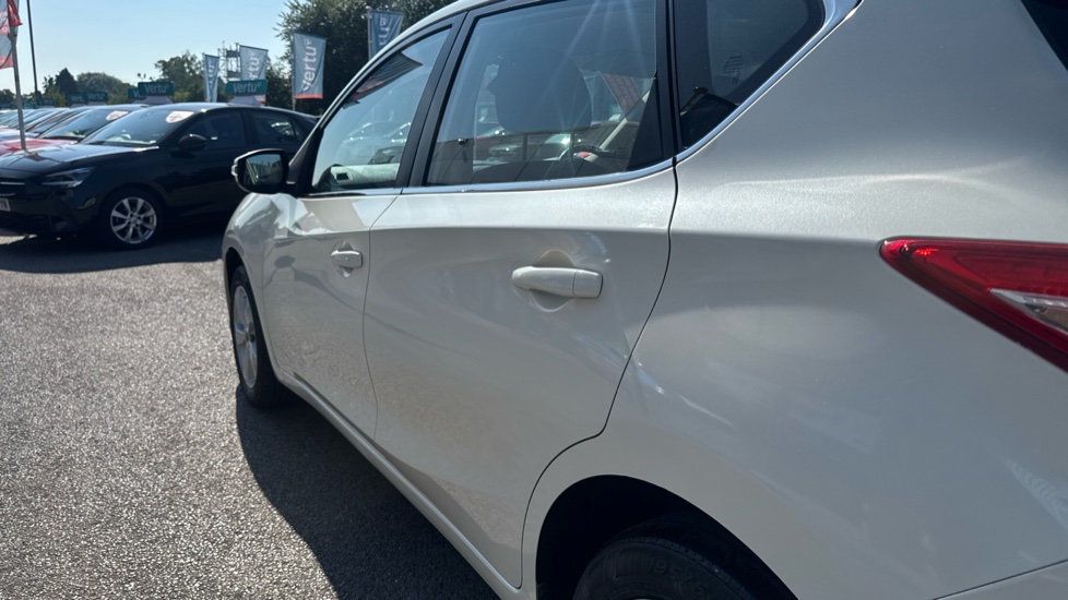 Nissan Pulsar 1.2 DiG-T Acenta 5dr Petrol Hatchback - Image 24