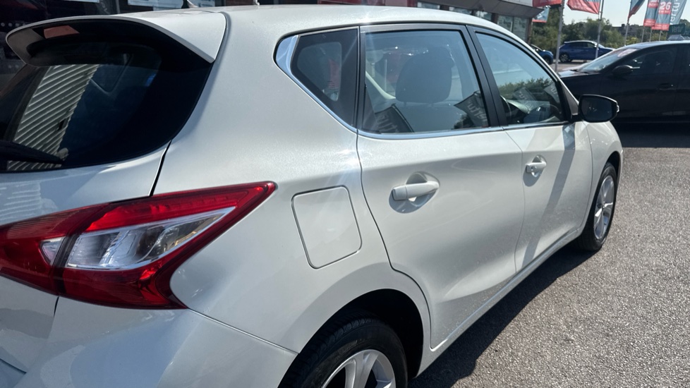 Nissan Pulsar 1.2 DiG-T Acenta 5dr Petrol Hatchback - Image 28