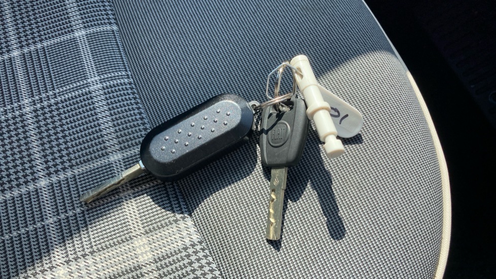 Fiat 500 1.2 Lounge 3dr Dualogic Petrol Hatchback - Image 20