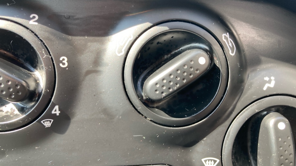 Fiat 500 1.2 Lounge 3dr Dualogic Petrol Hatchback - Image 31