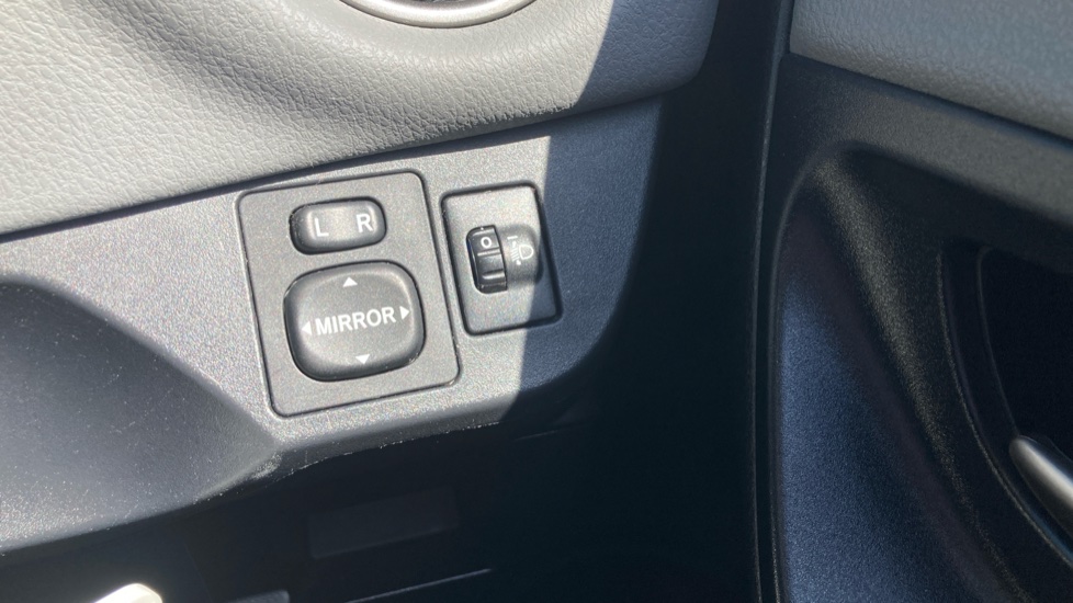 Toyota Yaris 1.33 VVT-i Icon 5dr CVT Petrol Hatchback - Image 21