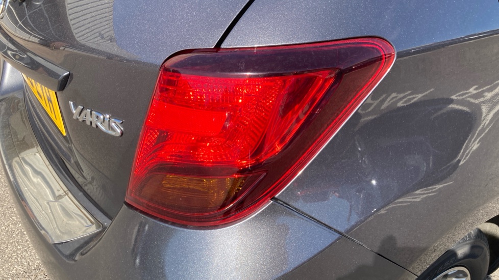 Toyota Yaris 1.33 VVT-i Icon 5dr CVT Petrol Hatchback - Image 33