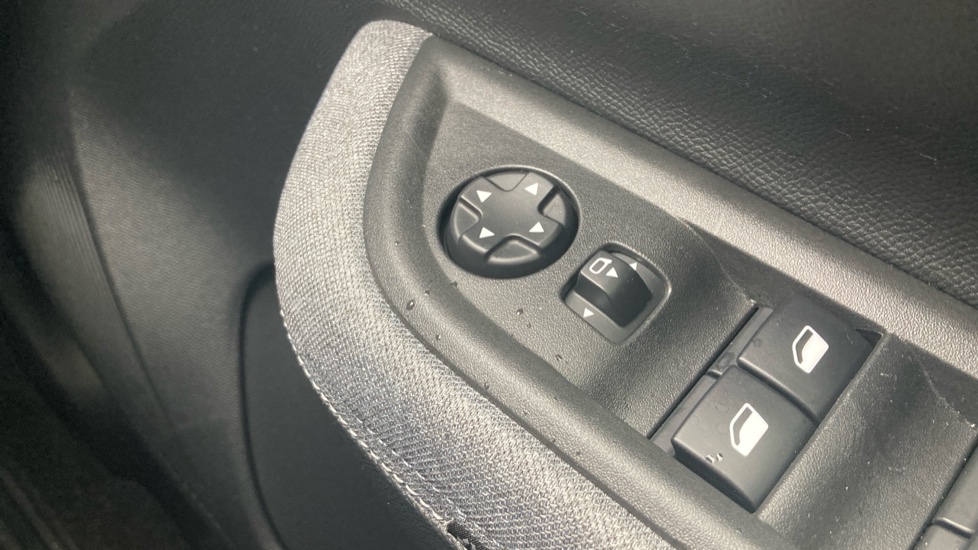 Vauxhall Frontera 83kW Ultimate 54kWh Extended Range 5dr Auto Electric Estate - Image 31