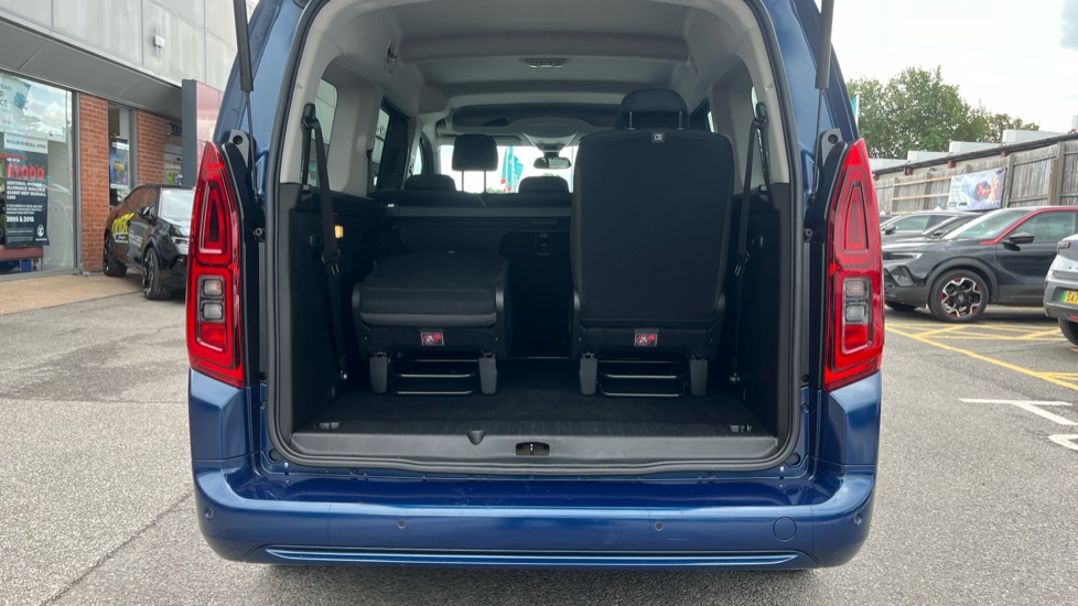 Vauxhall Combo Life 100kW Design XL 50kWh 5dr Auto [7 Seat] Electric Estate - Image 4
