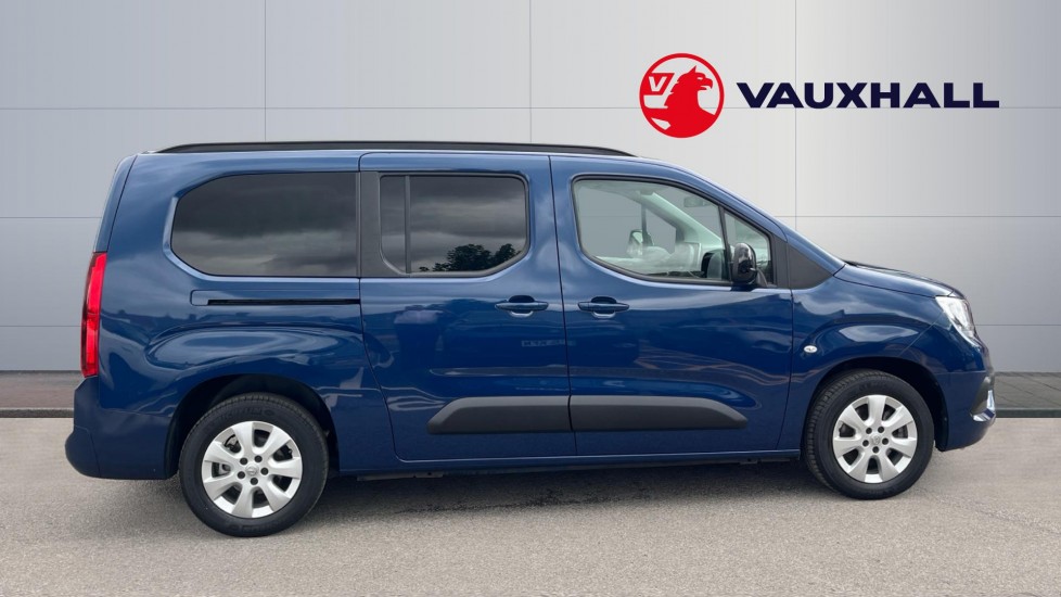 Vauxhall Combo Life 100kW Design XL 50kWh 5dr Auto [7 Seat] Electric Estate - Image 5