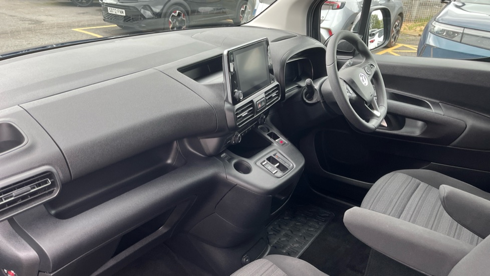 Vauxhall Combo Life 100kW Design XL 50kWh 5dr Auto [7 Seat] Electric Estate - Image 9