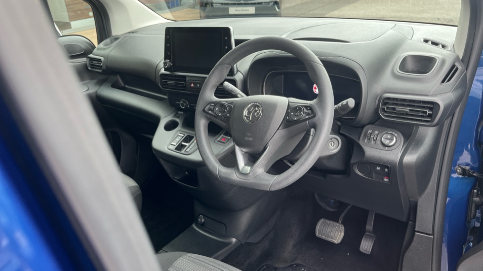 Vauxhall Combo Life 100kW Design XL 50kWh 5dr Auto [7 Seat] Electric Estate - Image 11