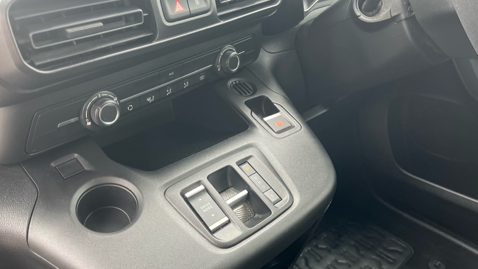 Vauxhall Combo Life 100kW Design XL 50kWh 5dr Auto [7 Seat] Electric Estate - Image 13