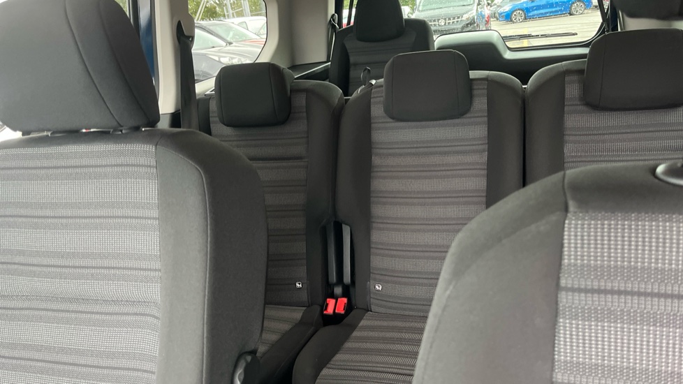 Vauxhall Combo Life 100kW Design XL 50kWh 5dr Auto [7 Seat] Electric Estate - Image 15