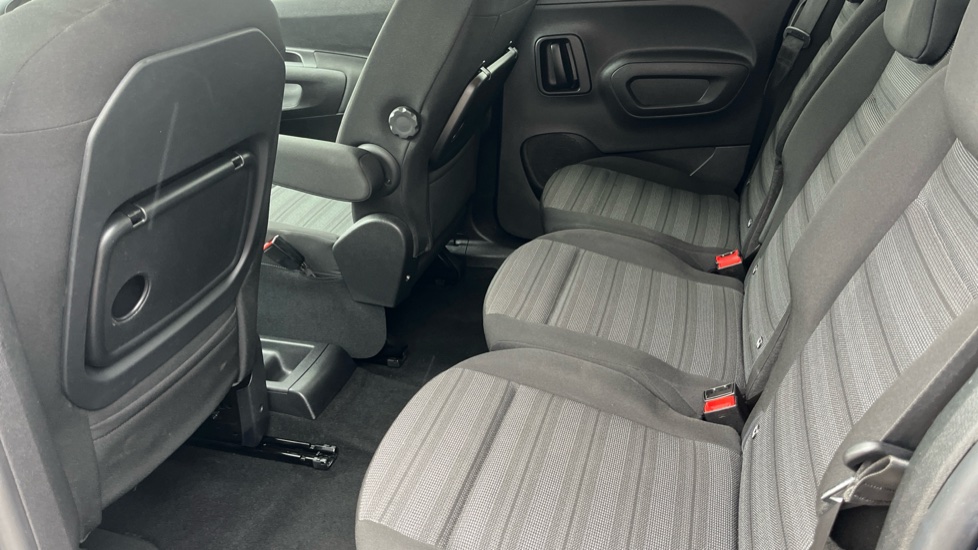 Vauxhall Combo Life 100kW Design XL 50kWh 5dr Auto [7 Seat] Electric Estate - Image 16