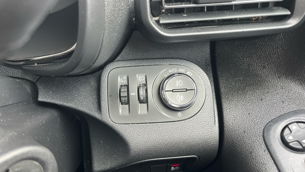 Vauxhall Combo Life 100kW Design XL 50kWh 5dr Auto [7 Seat] Electric Estate - Image 22