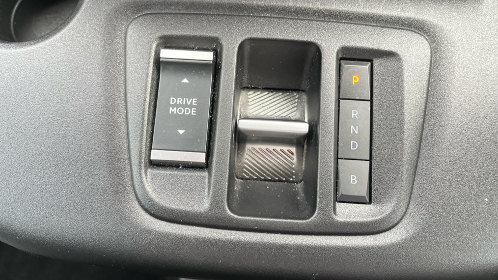 Vauxhall Combo Life 100kW Design XL 50kWh 5dr Auto [7 Seat] Electric Estate - Image 25