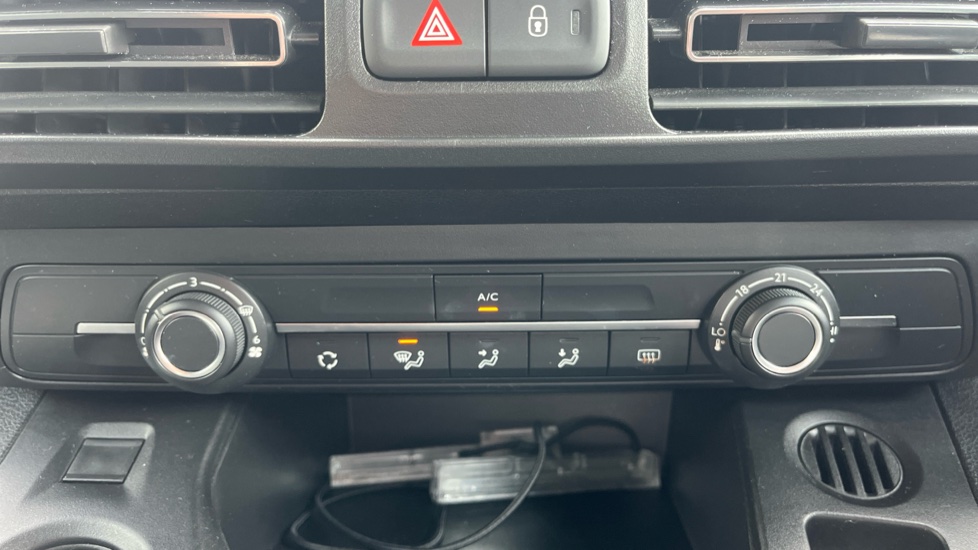 Vauxhall Combo Life 100kW Design XL 50kWh 5dr Auto [7 Seat] Electric Estate - Image 27