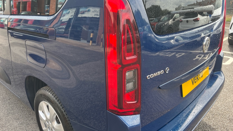 Vauxhall Combo Life 100kW Design XL 50kWh 5dr Auto [7 Seat] Electric Estate - Image 34