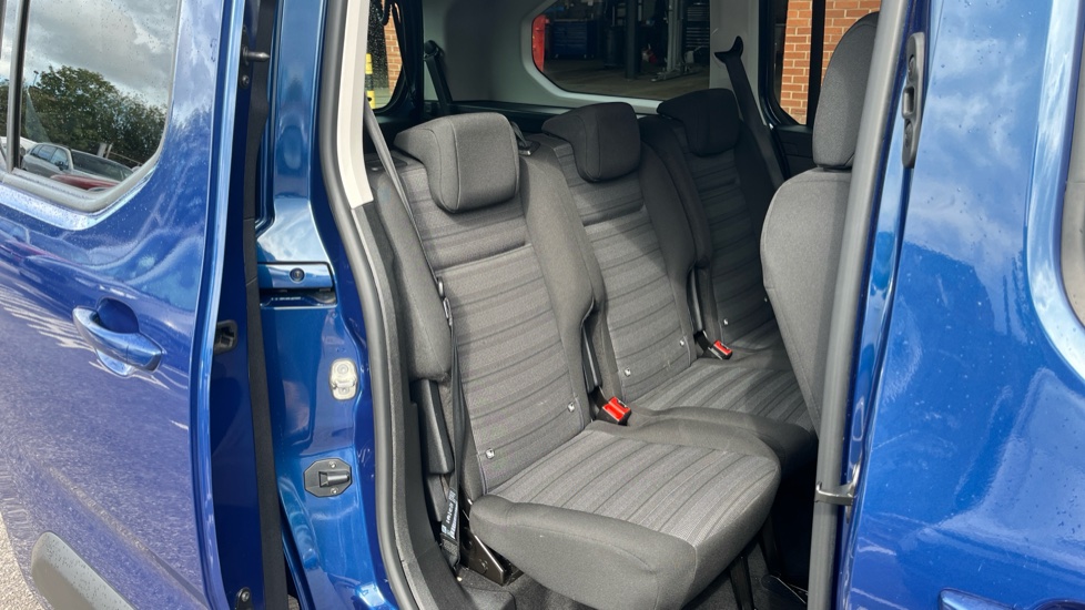 Vauxhall Combo Life 100kW Design XL 50kWh 5dr Auto [7 Seat] Electric Estate - Image 35