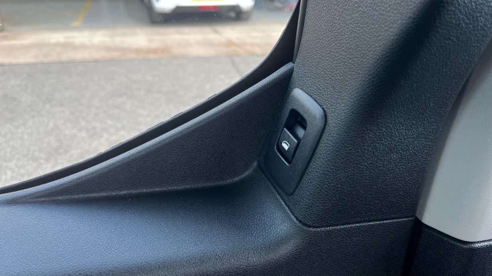 Vauxhall Combo Life 100kW Design XL 50kWh 5dr Auto [7 Seat] Electric Estate - Image 39