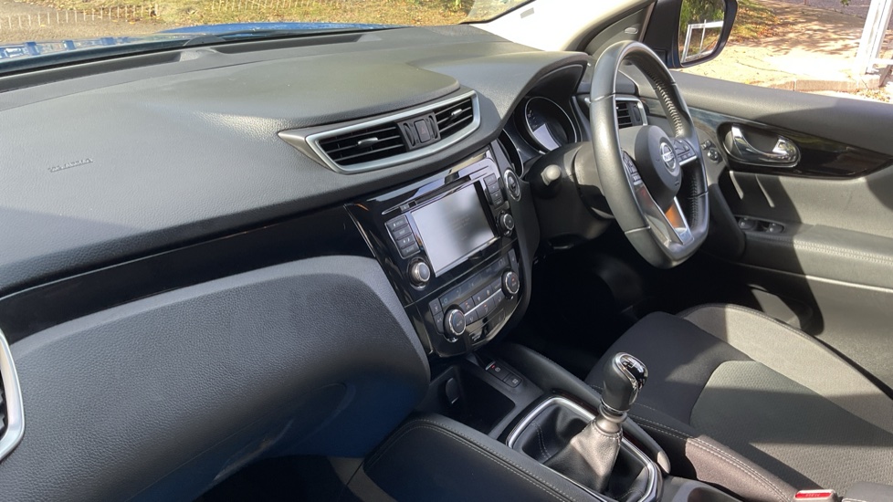 Nissan Qashqai 1.3 DiG-T N-Connecta 5dr Petrol Hatchback - Image 9
